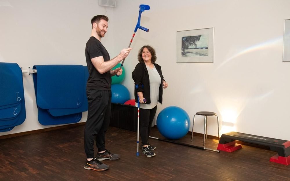 Gehtraining mit Unterarmgehstütze in der Praxis